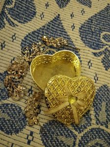 Elegant Gold Heart Trinket Box & Hair Accessory