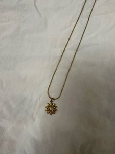 Delicate Gold Flower Pendant Necklace