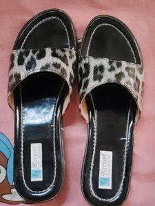 Small Hill Flat Slippers