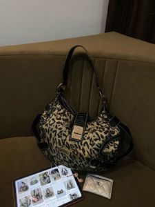 GUESSStylish Leopard Print Shoulder Bag