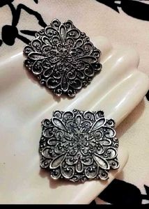 Set Of 2 Vintage Earrings