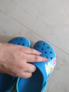 Size Is J1 Of Crocs. No Damage to the Shoes . In A Good Condition