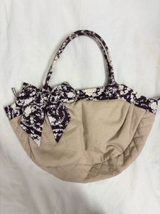 Chic Tote Bag with Floral Accent