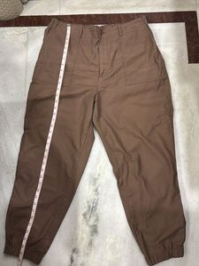 UNIQLO’s Brown Joggers Trousers
