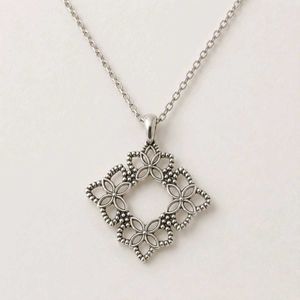 Elegant Floral Pendant Necklace