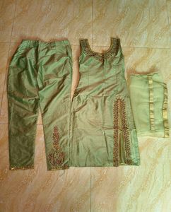 Elegant Green Kurta Set with Intricate Embellishme