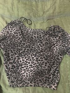 Chic Leopard Print Ruched Crop Top