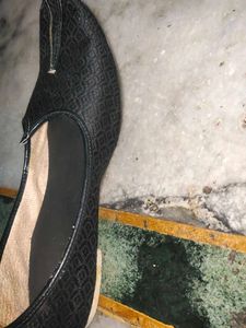 Stylish Black Juttis for Men