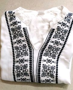 🖤🤍Embroidered Peasant Top