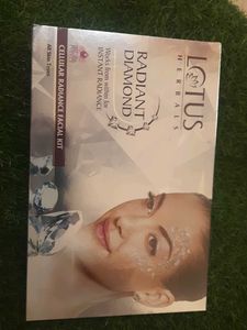 Lotus Herbals Radiant Diamond Kit