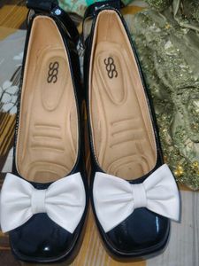 Chic Black Bow Flats