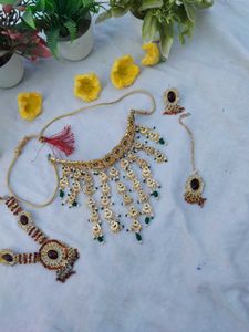 Exquisite Kundan &amp; Emerald Jewellery Set