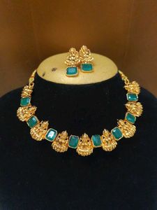 necklace set with green stone
