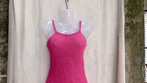 I. Vibrant Pink Ribbed Tank Top