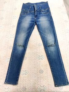 Ripped High-Waisted 👖👍