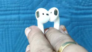 Wireless airpods- White Brand Apple