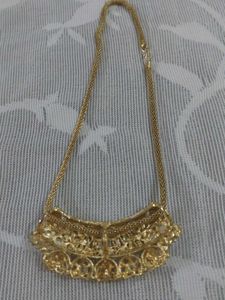 Elegant Gold-Tone Necklace w Sparkling White st