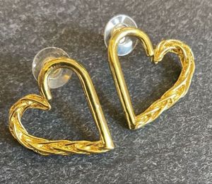 ✨ FRESH ARRIVAL ✨Gold Tone Heart Earrings