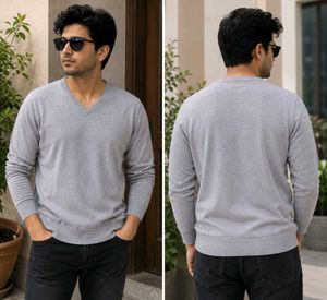 Benetton Men's Grey V-Neck Sweater