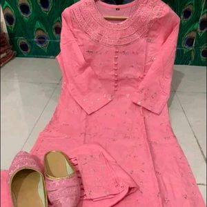 Pink Embroidered Kurta Set with Dupatta & Juttis