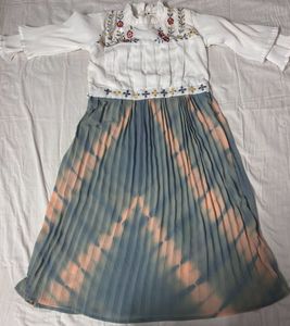 WHITE PATTERNED TOP