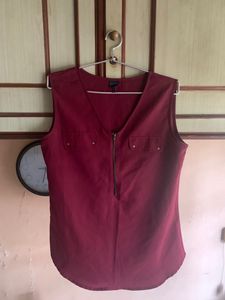 Chic Burgundy Sleeveless Zip-Up Vest