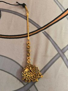 Elegant Gold-Tone Maang Tikka