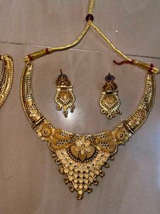 Stunning Gold Necklace &amp; Earring Set
