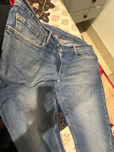 Levi's Light Wash Jeans - Stylish and Comfortable