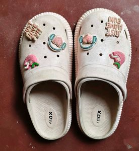 Max Cute Croc-Style Clogs with Charms