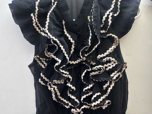 Chic Black Ruffled Sleeveless Top