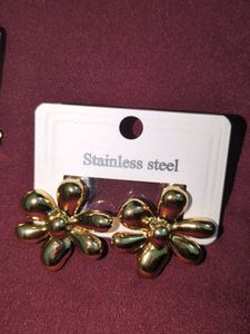 Elegant Gold Earrings Set