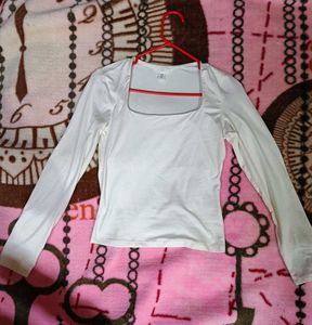 Brand new white top (never worn). Selling it 🤍