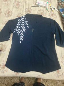 Beautiful Blue leaf print top in xl/XXL size