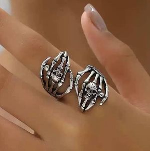 Skeleton hand ring💀