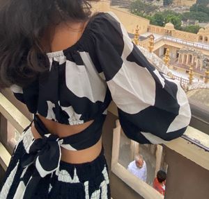 Stylish Black &amp; White Print Crop Top Skirt Set