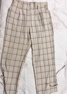 beige checkered straight-fit pants 🤎