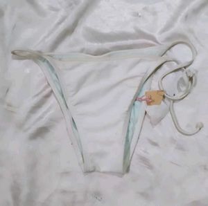Elegant White Bikini with Gold 🪙