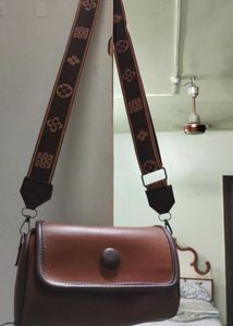 Brown Leather Crossbody Bag with Stylish Strap