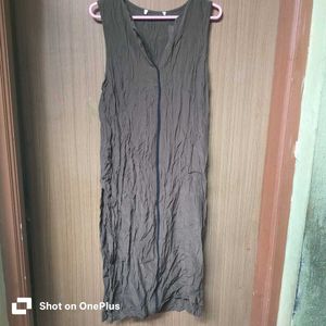 V-Neck Sleeveless Dress should be pressed.