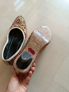 Embroidered jutti ❤️