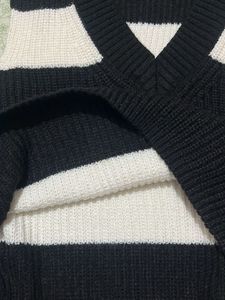 H&amp;M cute V neck knitted vest sweater