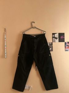 Stylish Black Cargo Pants with Utility Pockets