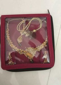 Stunning Necklace with Earrings &amp; Maang Tika