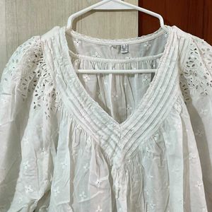 Chic White Embroidered Cotton Blouse