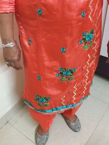 😍satin Beautiful Embroidered Kurta Set