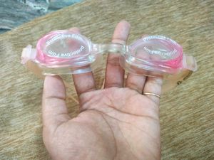 Swimming goggles