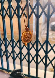 Elegant Gold-Toned Necklace with Pearls