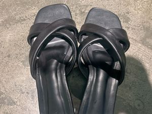 Kitten heels in square toe (synthetic leather)