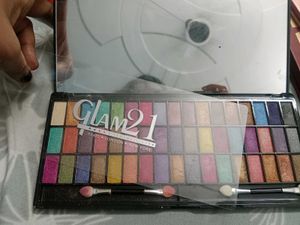 Glam 21 Eyeshadow Palette and swiss beauty blusher